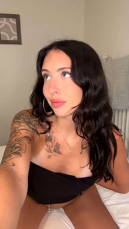 Dirty Little Fuckdoll Flashes Her Juicy Assets - Who's Gonna Claim Me?'