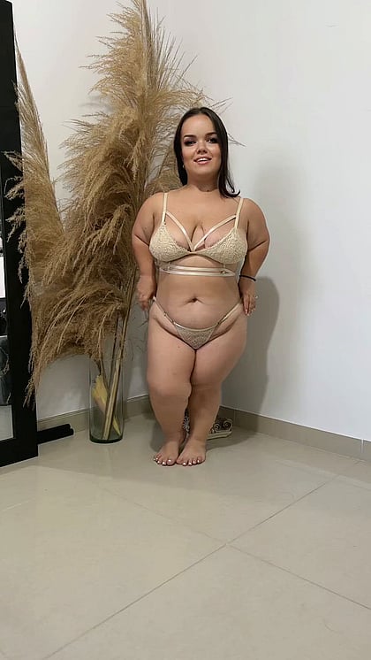 Curvy Dwarf Queen's Juicy Natural Tits & Seductive Moves - Perfect for Your Morning Wood'