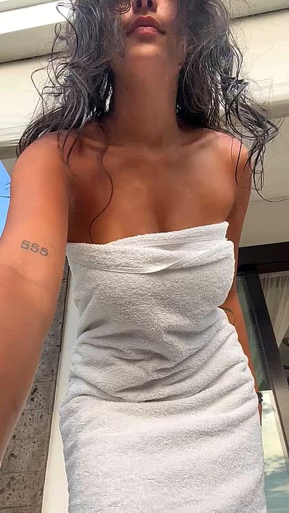 Amateur Fuckdoll Aria Khan's Towel Drop - Watch Her Big Tits & Ass Bounce While You Jerk Off'