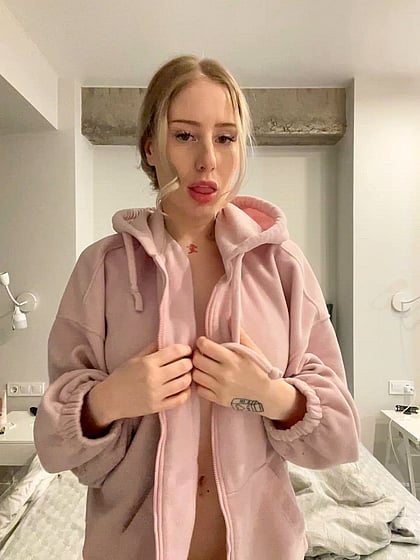 GIVING 15 NUDES TO ANYONE WHO UPVOTES AND SAYS YES CUM GET HORNY WITH MEEE!'