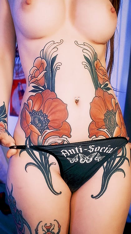 Show Me Your Load: Onna Vee Fucks Her Tight Goth Cunt Raw'