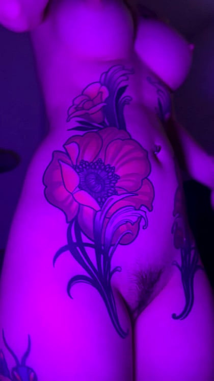 Watch this tattooed goth slut spread wide and cum on cam'