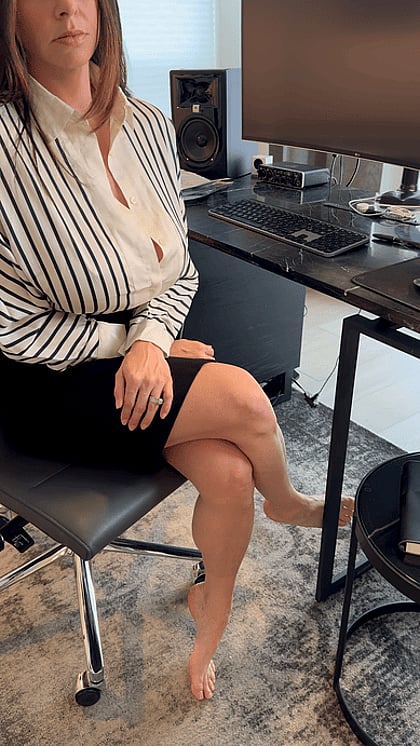 Office Slut Fuckdoll: AngelMommy_1 Gets Naughty at Work'
