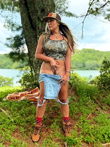 Country Peach Wildwood Whore Awaits Your Load'