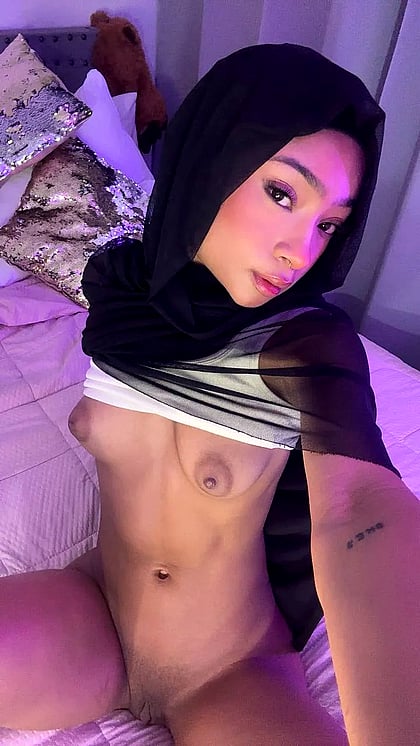 Which pic makes me look the most fuck-worthy? Vote with your hand and cum for me, baby!'