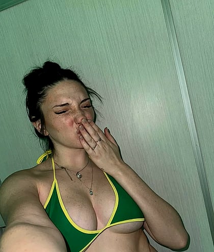Watch My Curves Own Green in This Steamy Queen Photo – Get Hard Now! 💚'