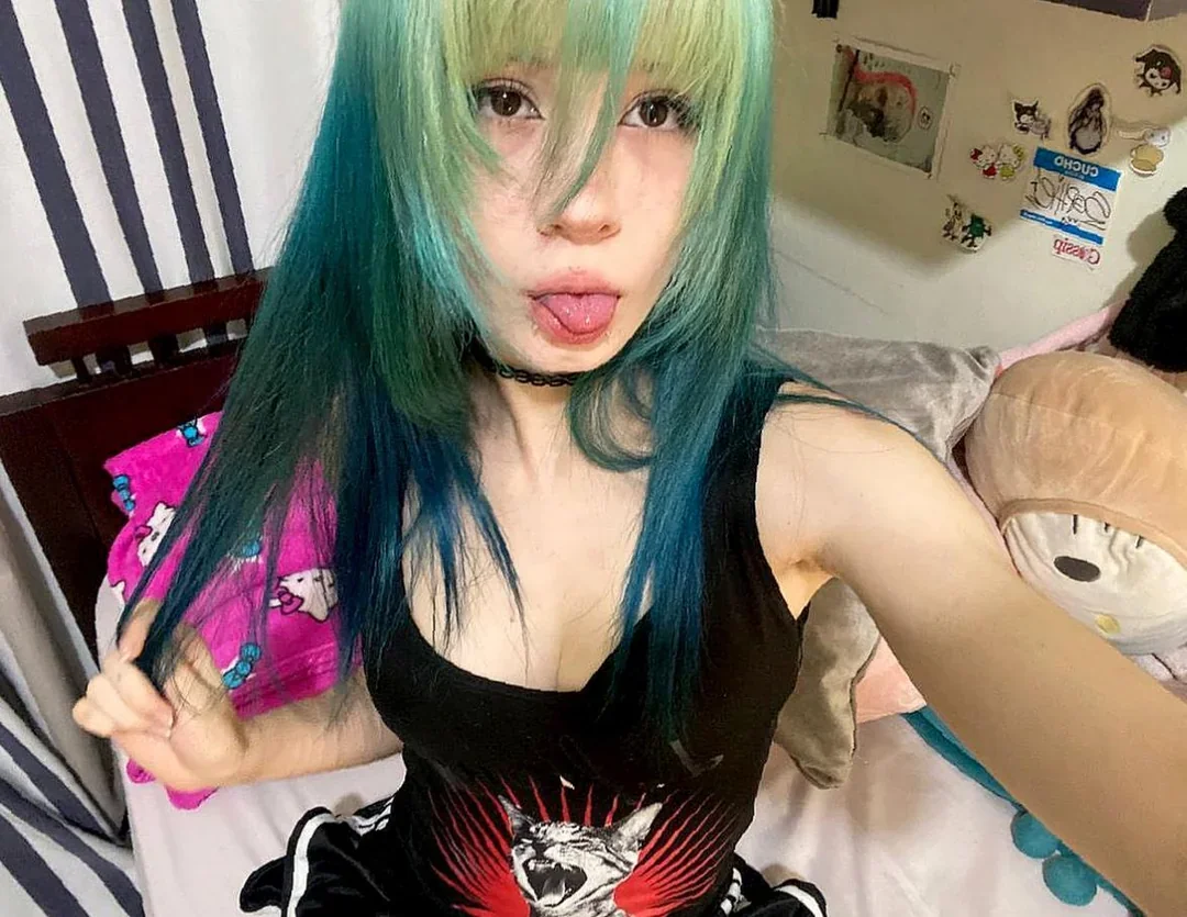 BTBF Slut Shows Off Fist-Fucking Skills to Make You Cum Hard picture 1 of 3