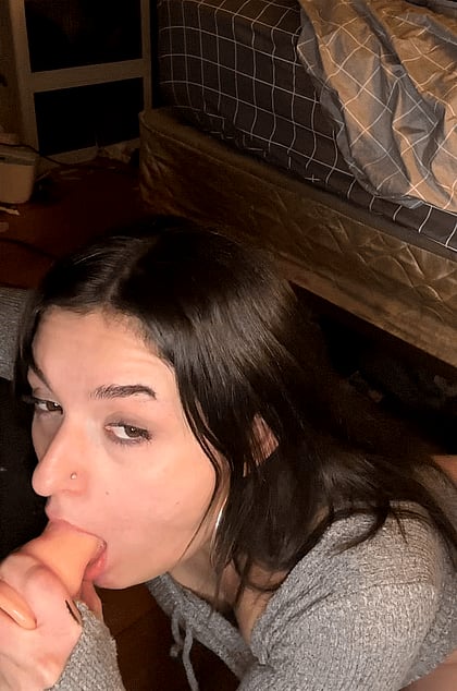 A fuckdolls gotta train the throat too :3 - Deep Throat Training with April Goth'