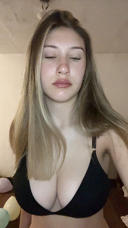 18F Fuckdoll Sends Nudes & Pussy Play Video To First 50 Horny Commenters - Watch Me Cum Hard'