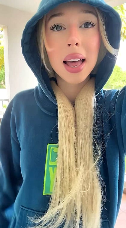 Livy Mae's Public Flash: TikTok Fuckdoll Teases Traffic-Stopping Tits & Ass'
